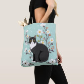 Reizende Tuxedo-Katze in den Blumen ganz vorbei - Tasche (Von Nahem)