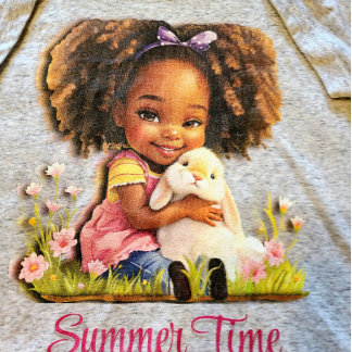 Reizendes afroamerikanisches Mädchen mit ihrem Has Tri-Blend Shirt