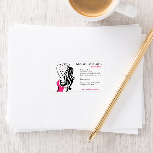 Reizendes Mädchen mit dem gewelltes Haar Adressaufkleber (Insitu)