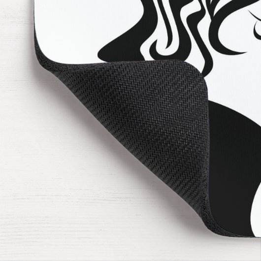 Reizendes Mädchen mit dem gewelltes Haar Mousepad (Ecke)