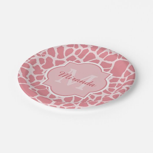 Reizendes rosa Giraffen-Muster mit Monogramm und Pappteller (Schrägansicht)