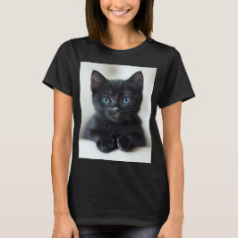 Reizendes schwarzes Kätzchen mit auffallenden blau T-Shirt