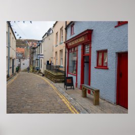 Reizvolle Kopfsteinpflasterstraße im Dorf Staithes Poster