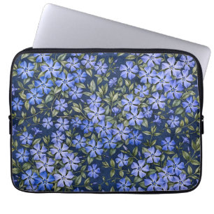 Reizvolle verstreute Immergrün-Blüten in Tiefblau Laptopschutzhülle