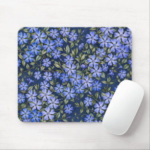 Reizvolle verstreute Immergrün-Blüten in Tiefblau Mousepad
