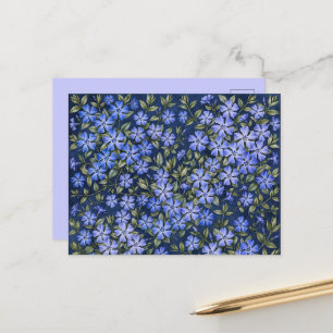 Reizvolle verstreute Immergrün-Blüten in Tiefblau Postkarte