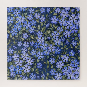 Reizvolle verstreute Immergrün-Blüten in Tiefblau Puzzle