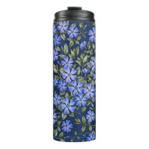 Reizvolle verstreute Immergrün-Blüten in Tiefblau
