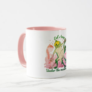 Reizvolles Froschpaar mit Pilzen tanzt Tasse