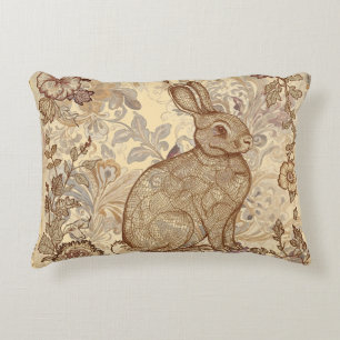Reizvolles Vintage-Kaninchen, Ein Kaninchen inmitt Dekokissen