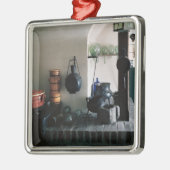 Rekonstruktion einer Apotheke Silbernes Ornament (Links)