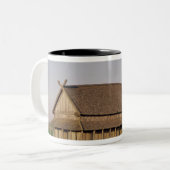 Rekonstruktion eines Viking-Hauses des 11. Zweifarbige Tasse (Vorderseite Links)