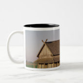 Rekonstruktion eines Viking-Hauses des 11. Zweifarbige Tasse (Links)