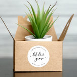 Relax Script Gelassen Liebe Gastgeschenk Hochzeit  Runder Aufkleber<br><div class="desc">Gastgeschenk Hochzeit Aufkleber mit den Worten "lass Liebe wachsen" in einem entspannenden kursiven Skript in schwarz vor einem weißen Hintergrund. Personalisieren Sie es, indem Sie den Platzhalter-Text ersetzen. Für weitere Optionen, wie zum Beispiel den Schriftart zu ändern und ihn zu verändern, erweitern Sie die /Contract-Kurve oder den Abstand zwischen den...</div>