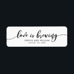 Relax Script-Liebe ist Brewing Gastgeschenk Hochze<br><div class="desc">Dieses stylische Gastgeschenk Hochzeit-Label enthält die Worte "Liebe ist Brauen" in schwarzem Skript, ideal für die Kennzeichnung Ihrer Gastgeschenk Hochzeit Geschenke. Es ist einfach zu personalisieren; ersetzen Sie einfach den Platzhalter-Text, um Ihre eigenen Informationen hinzuzufügen. Für weitere Optionen, wie zum Beispiel den Schriftart, die Textgröße oder den Abstand zwischen den...</div>