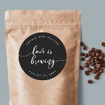 Relax Script-Liebe ist das Brennen von benutzerdef Runder Aufkleber<br><div class="desc">Hochzeitsaufkleber mit den Worten "Liebe ist Brewing" in einem entspannenden kursiven Skript in Weiß vor einer bearbeitbaren Hintergrundfarbe (klicken Sie auf Anpassen, um darauf zuzugreifen). Personalisieren Sie es, indem Sie den Platzhalter-Text ersetzen. Für weitere Optionen, wie zum Beispiel den Schriftart zu ändern und ihn zu verändern, erweitern Sie die /Contract-Kurve...</div>
