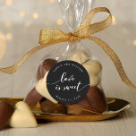 Relax Script-Liebe ist Sweet Editable Color Weddin Runder Aufkleber<br><div class="desc">Gastgeschenk Hochzeit Aufkleber mit den Worten "Liebe ist süß" in einem entspannenden kursiven Skript in Weiß vor einer bearbeitbaren Hintergrundfarbe (klicken Sie auf Anpassen, um zu erreichen). Personalisieren Sie es, indem Sie den Platzhalter-Text ersetzen. Für weitere Optionen, wie zum Beispiel den Schriftart zu ändern und ihn zu verändern, erweitern Sie...</div>