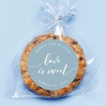 Relax Script-Liebe ist Sweet Editable Color Weddin Runder Aufkleber<br><div class="desc">Gastgeschenk Hochzeit Aufkleber mit den Worten "Liebe ist süß" in einem entspannenden kursiven Skript in Weiß vor einer bearbeitbaren Hintergrundfarbe (klicken Sie auf Anpassen, um zu erreichen). Personalisieren Sie es, indem Sie den Platzhalter-Text ersetzen. Für weitere Optionen, wie zum Beispiel den Schriftart zu ändern und ihn zu verändern, erweitern Sie...</div>