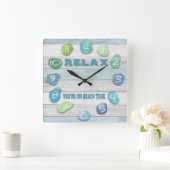 Relax, Your on Beach Time Driftwood Quadratische Wanduhr (Zuhause)