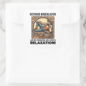 Relaxe Pensionierung: Humorer, erschöpfter Brickla Quadratischer Aufkleber (Tasche)