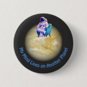Relaxed Astronaut Sitting on Planet  Button (Vorderseite)