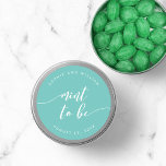 Relaxen Sie die Skriptminte, um eine bearbeitbare  Runder Aufkleber<br><div class="desc">Hochzeitsaufkleber mit den Worten "mint to be" in einem entspannenden kursiven Skript in weiß vor einer bearbeitbaren Hintergrundfarbe (klicken Sie auf Anpassen, um zu erreichen). Personalisieren Sie es, indem Sie den Platzhalter-Text ersetzen. Für weitere Optionen, wie zum Beispiel den Schriftart zu ändern und ihn zu verändern, erweitern Sie die /Contract-Kurve...</div>