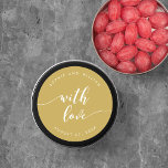 Relaxen Sie Skript mit Liebe bearbeitbarer Farbhoc Runder Aufkleber<br><div class="desc">Gastgeschenk Hochzeit Aufkleber mit den Worten "mit Liebe" in einem entspannenden kursiven Skript in Weiß vor einer bearbeitbaren Hintergrundfarbe (klicken Sie auf Anpassen, um Zugriff zu erhalten). Personalisieren Sie es, indem Sie den Platzhalter-Text ersetzen. Für weitere Optionen, wie zum Beispiel den Schriftart zu ändern und ihn zu verändern, erweitern Sie...</div>