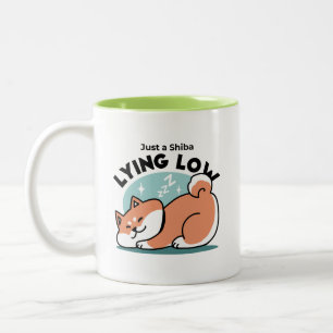Relaxte Shiba Inu Art: Nur eine Shiba, die niedrig Zweifarbige Tasse