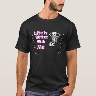 Relaxtes Skelett "Das Leben ist besser mit mir" T-Shirt