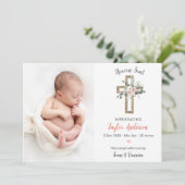 Religiöse Cross Birth Announcement Foto Card Rosa Ankündigung (Stehend Vorderseite)
