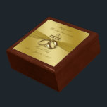 Religiöse Golden 50. Hochzeitstag-Geschenkboxen Geschenkbox<br><div class="desc">Ein Digitalbcon-Bilderdesign mit einem satin-weichen Gold-Farbdesign und einem religiösen Design-Thema mit einer Vielzahl von individuellen Bildern, Formen, Mustern, Stilen und Schriftart in dieser einzigartigen "Religious Golden 50 th Wedding Anniversary"-Geschenkboxen. Dieses weiche und satiny goldene Design ist mit anpassbaren Textschriften zum Anzug Ihres eigenen besonderen Anlasses ausgestattet. KOMPLETTE IHRE JAHRESZEITIGKEIT MIT...</div>