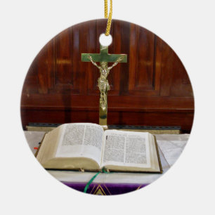 Religiöser Altar mit Bibel, Kreuz und Kerzen Keramik Ornament