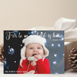 Religiöses Baby Foto Weihnachten Geburtserklärung<br><div class="desc">Elegante Weihnachtsankündigungskarte mit einem schönen Bibelverse über Jesus in weißer, kursiver Typografie. Denn für uns ist ein Kind geboren. Isaiah 9:6. Eine wunderschöne, neugeborene Kinderreisekarte mit einem vollen Foto unter der religiösen Schrift auf der Vorderseite. Fügen Sie Ihrem Kind das zweite Foto auf der Rückseite zusammen mit Ihrer Urlaubsnachricht hinzu....</div>