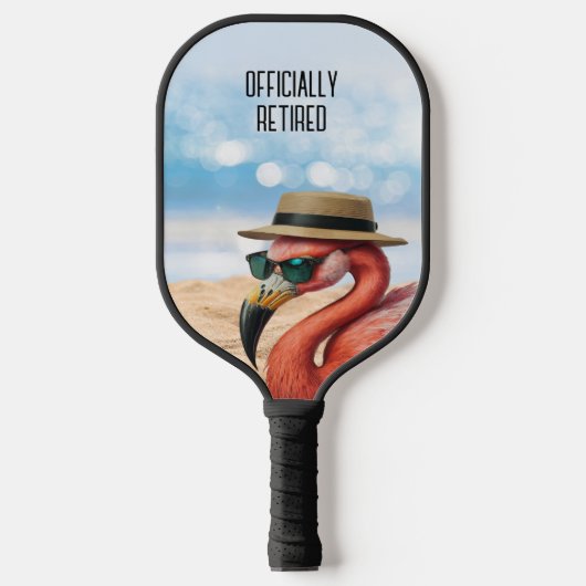 Remüde Flamingo am Strand mit Hut und Sonnenbrille Pickleball Schläger (Vorderseite)