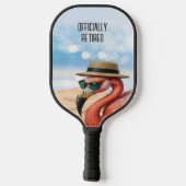 Remüde Flamingo am Strand mit Hut und Sonnenbrille Pickleball Schläger (Rückseite)