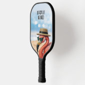 Remüde Flamingo am Strand mit Hut und Sonnenbrille Pickleball Schläger (Links)