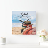 Remüde Flamingo am Strand mit Hut und Sonnenbrille Quadratische Wanduhr (Zuhause)