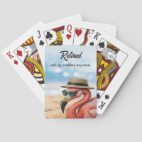 Remüde Flamingo am Strand mit Hut und Sonnenbrille