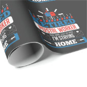 Remüde Postarbeiter Funny Postman Retirement Geschenkpapier (Rolleneckpunkt)