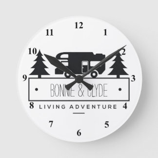 Remüv RV | Camping Campers Personalisierte Namen Runde Wanduhr