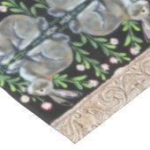 Renaissance Tapestry Kaninchen Blumendekor Extrava Tischdecke (Schrägansicht)