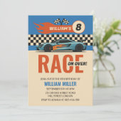 Rennen auf über Coolen Rennwagen Jungs zum Geburts Einladung (Stehend Vorderseite)