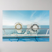 Rennen eines Kreuzfahrtschiffs Poster (Vorne)