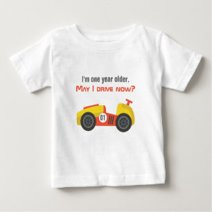 Rennwagen, Geburtstags-Junge, alt genug fahren Baby T-shirt