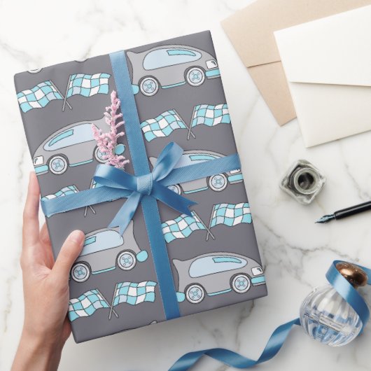 Rennwagen und Flaggen Blaues Muster Kinder Geschenkpapier (Schenken)
