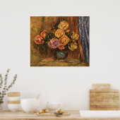 Renoir-Rose vor einem blauen Vorhang (1908) Poster (Küche)