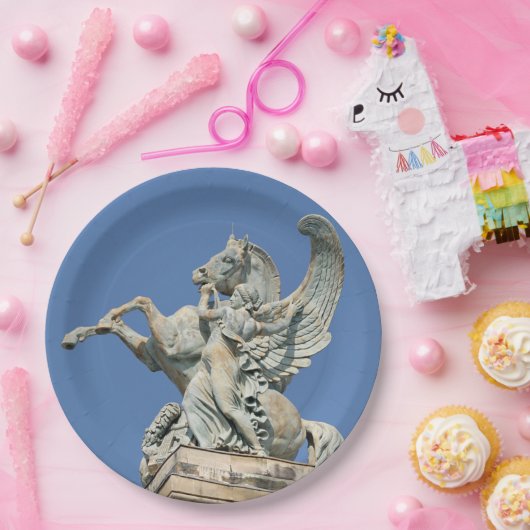 Renown Holding Back Pegasus Pappteller (Party)