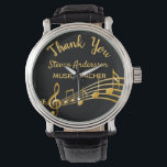 Rente Gold Musiknoten Black Music Lehrer Armbanduhr<br><div class="desc">Einfache und elegante Pensionierung für einen männlichen oder weiblichen Musiklehrer! Ein klassischer schwarzer Hintergrund mit goldenen Imitaten Musiknoten. Vorlage für einen Namen,  und der folgende: Danke,  goldene Buchstaben. Vielen Dank,  dass Sie mit einem modernen handgeschriebenen Stil geschrieben sind.</div>