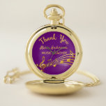 Rente Gold Musiknoten lila Musiklehrerin Taschenuhr<br><div class="desc">Einfaches und elegantes Ruhestandsgeschenk für eine Musiklehrerin! Chic mädchenhaften und Lila Hintergrund mit Imitaten goldenen Musiknoten. Vorlage für einen Namen,  und der folgende: Danke,  goldene Buchstaben. Vielen Dank,  dass Sie mit einem modernen handgeschriebenen Stil geschrieben sind.</div>