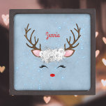 Rentier Antlers and Rose with Name on Sky Blue Kiste<br><div class="desc">Geben Sie den Namen des Empfängers in den Personalisierten Abschnitt ein. Dieses niedliche Design umfasst Rentieranhänger, rosa Ohren, Wimpern und Knopfmaul, die mit weißen Rosen geschmückt sind, um einen festlichen und süßen Urlaub zu genießen. Es ist auf den Namen des Empfängers zugeschnitten, oder man kann stattdessen einen Weihnachtsgruß schreiben, wie...</div>